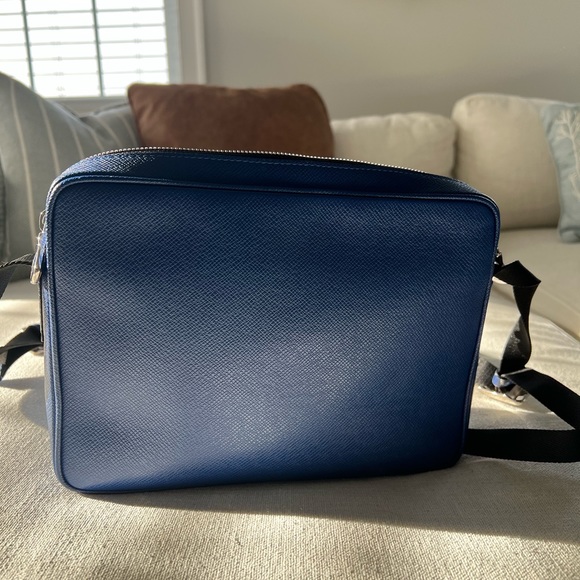 Louis Vuitton Taiga Leather Messenger, Cobalt - Picture 5 of 7